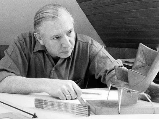 Hans J. Wegner mit dem CH445 Wingchair -