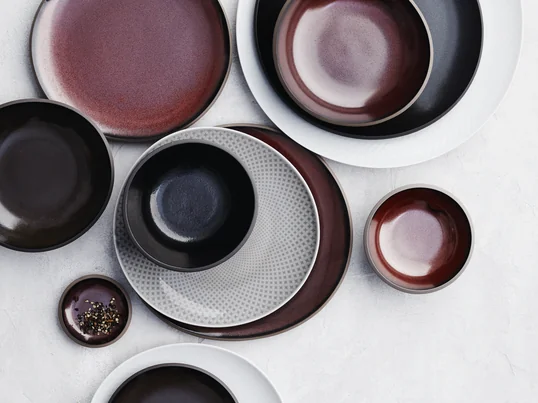 Junto Geschirr aus Steinzeug von Rosenthal: An den Rändern erscheint die Glasur einfarbig und seidig matt, während sie je nach Formgebung des Geschirrs jedes Mal anders verläuft.