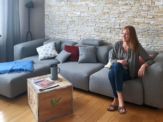 Louisa Kerl, der Head of Category Management, kümmert sich um den Einkauf und das Sortiment. Ihre Aufgabe ist es, die Wünsche der Kunden zu erfüllen.