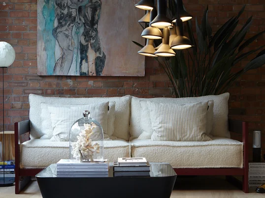 Die Torch Light Pendelleuchte von Established & Sons wird - zu mehreren über dem Zero-In Sofatisch vor dem Cassette Sofa gebündelt - zum echten Hingucker im Wohnzimmer.