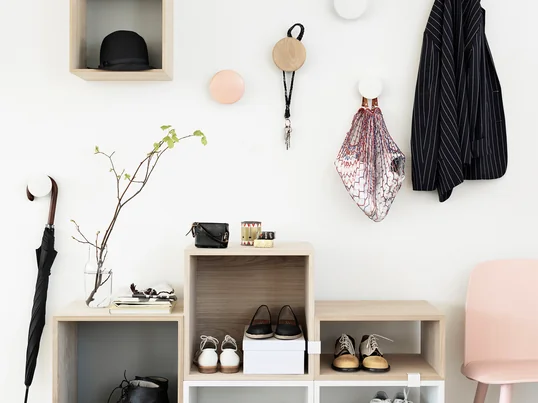 Die Wandhaken "The Dots" von Muuto in der Ambienteansicht. Die Dots von Muuto können einzeln oder als Gruppe einem praktischen oder dekorativen Zweck dienen.