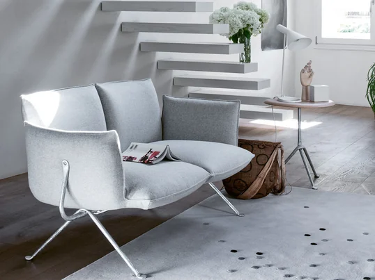 Officina Sofa von Magis in der Ambienteansicht. Das von den Brüdern Ronan & Erwan Bouroullec entworfene Sofa besitzt ein Gestell aus geschmiedetem Eisen im industriellen Stil.