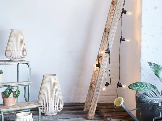 Mit Lichterketten und Windlichtern ein stimmungsvolles und gemütliches Licht auf dem Balkon schaffen. Kombinieren Sie mehrere Lichtquellen und Kerzen für den Außenbereich.