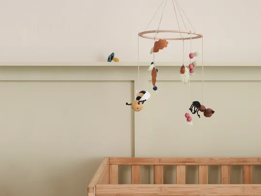 Mobiles für Kinder und Erwachsene. Figürliche und abstarkte Formen.