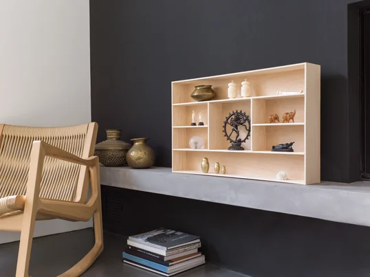 Die Treasure Box von Schönbuch in der Ambienteansicht: Die Aufbewahrungskiste gibt auf dekorative Weise ihr Innerstes preis und setzt Schmuckstücke und Gegenstände gekonnt in Szene.