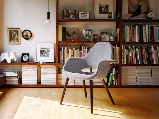 Der Eames House Bird von Vitra in der Ambienteansicht: Die Vogel-Dekofigur von Charles und Ray Eames macht sich besonders gut im Bücherregal einer Bibliothek.