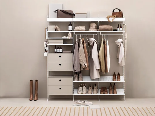 Das Regalsystem von String in der Ambienteansicht: Das Regalsystem bietet viel Stauraum für Kleidung und andere Gegenstände und wirkt im angesagten Beigeton besonders einladend.