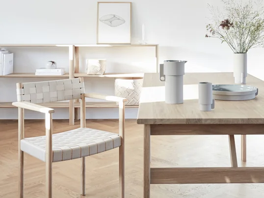 Motif Armlehnstuhl von Form & Refine in der Ambiente-Ansicht. Das puristische Design des Stuhls fügt sich problemlos in jedes beliebige Interieur ein.