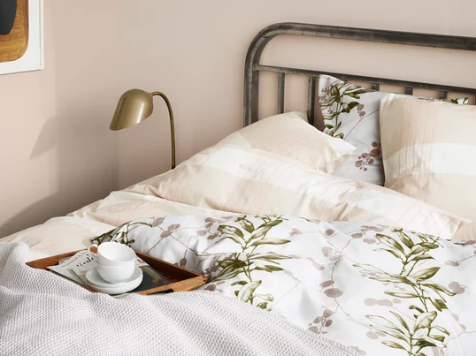 Mit den Maßen 240 x 260 cm eignet sich die Land Tagesdecke hervorragend als Überwurf auf dem Bett und sorgt dort für eine gemütliche Atmosphäre im Raum.