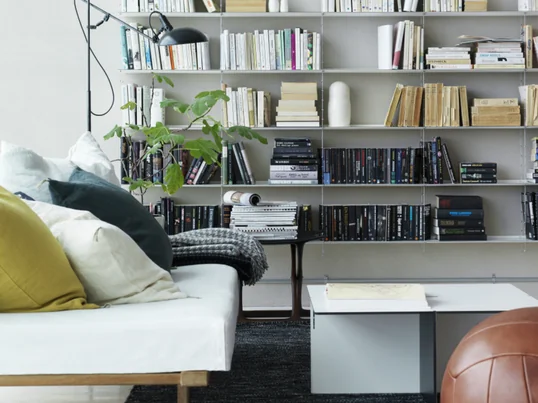 Das vielfältige String Pocket Regal bietet viel Stauraum und ist in vielen verschiedenen Variationen erhältlich.