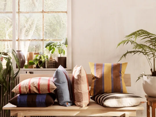 Vielfältige Möglichkeiten ergeben sich mit den farbenfrohen Grand Kissen der Marke Ferm Living. Das Design der schicken Kissen vereint Tradition und Moderne.