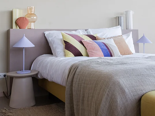 Die Triangle Tischleuchte von HKliving in der Ambienteansicht. Auf dem Nachttisch neben dem Bett im Schlafzimmer eignet sich die Leuchte bestens als Leselampe.