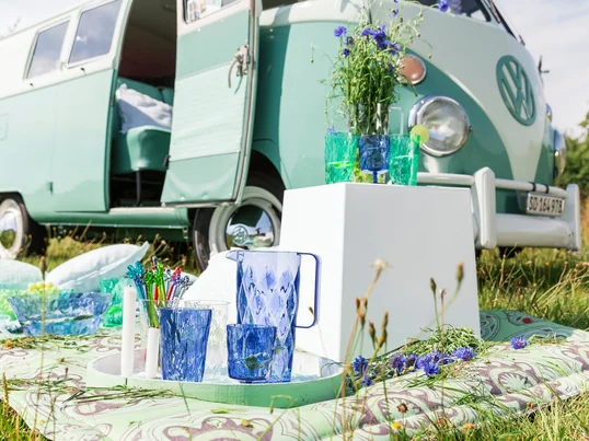 Die Koziol - Crystal Kollektion - hier in blau und aus klarem Glas, bestehend aus Karaffe, Gläsern und Salat-Schale - lädt an heißen Sommertagen dazu ein, sich draußen zu entspannen und mit einem frischen Salat und Getränken abzukühlen.