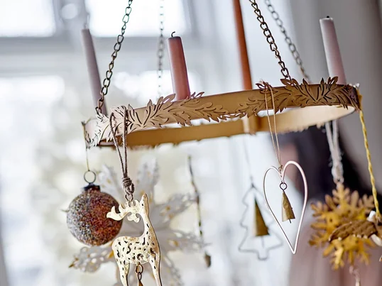 Der Wenze Adventskerzenhalter von Bloomingville in der Ambienteansicht. Der Wenze Adventskerzenhalter kann vielfältig in Szene gesetzt werden und mit weiteren dekorativen Objekten ergänzt werden.