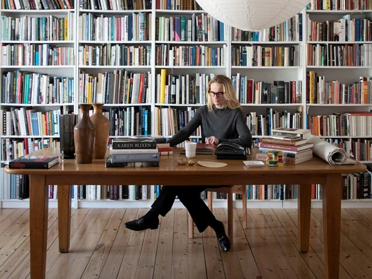 Marie-Louise Høstbo gewährt uns einen Einblick in ihre wunderschöne Wohnung und erzählt uns, was Fritz Hansen so einzigartig macht.