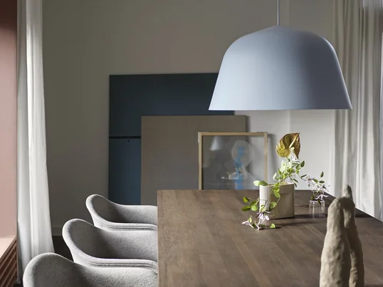 Die größte Variante der Ambit Pendelleuchte von Muuto mit einem Durchmesser von 55 cm eignet sich hervorragend für die dekorative Beleuchtung des Esstisches. In der Farbe hellblau hebt sich die Leuchte besonders ab.
