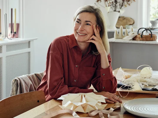 In Kopenhagen liegt die aus dem Jahr 1935 stammende rote Backsteinvilla von Designerin und Architektin Amanda Betz und ihrer Familie. Wir haben sie zuhause besucht und durften einen Einblick in ihre Weihnachtstraditionen erhalten.