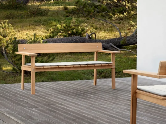 Die GL101 Auflage für Gartenbank von Carl Hansen besticht durch ihren hohen Komfort. Die gepolsterte Auflage besteht aus HR-Schaum mit wasserfestem Bezug.