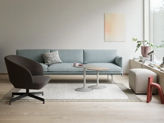Die Strand Pendelleuchte kann großartig mit dem Outline Sofa und dem Soft Beistelltisch des skandinavischen Herstellers Muuto kombiniert werden. So entsteht ein einheitliches Bild.