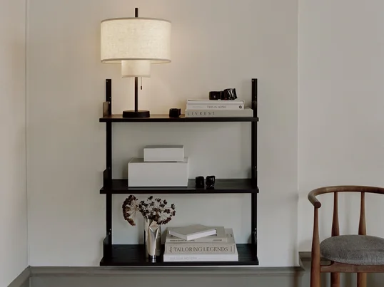 Das New Works Wandregal 900 ist eine elegante Lösung für die Organisation und Präsentation der persönlichen Gegenstände. Mit seinem modernen Design und seiner funktionalen Konstruktion bietet dieses Regal nicht nur Stauraum, sondern ist auch ein stilvolles Element für das Zuhause oder Büro.