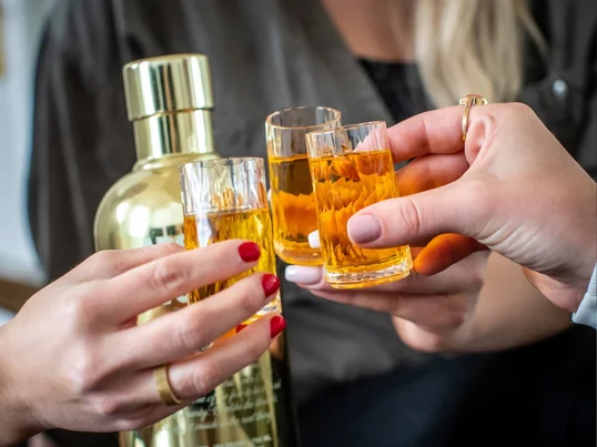 Die Club Superglas Trinkgläser von Koziol in der Ambienteansicht. Die Serie bietet die perfekten Gläser für alle möglichen Getränke im Alltag oder bei besonderen Anlässen.