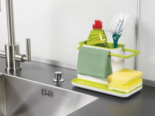 Mit dem überaus praktischen Design dieses cleveren Caddy Utensilienbehälters des britischen Herstellers Joseph Joseph kommt endlich Ordnung in die Spüle.