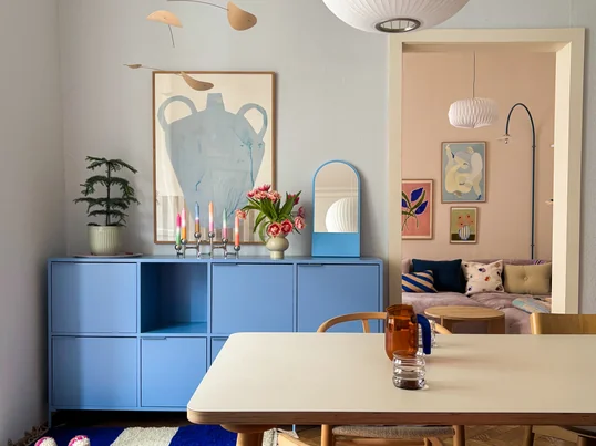 In Katharina Hummels Wohnzimmer spielen Farben eine große Rolle! Die blaue kommode verleiht dem Raum das gewisse Extra.