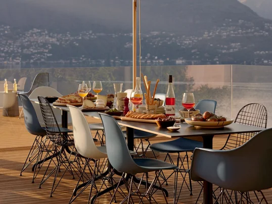 Mit dem Eames Chair von Vitra kannst du es dir nicht nur in deinen vier Wänden gemütlich machen, sondern er ist auch vielfältig draußen einsetzbar. Egal ob für deine nächste Gartenparty, oder entspannte Stunden auf Balkon und Terasse!