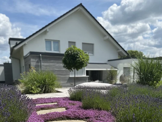 Dein eigenes Gartenparadies zu gestalten kann auch ganz einfach sein - warum es manchmal gar keiner zu intensiven Planung bedarf, erklärt uns Gartenexpertin Tamara!