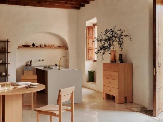 Die Can Lis Kollektion von Ferm Living x Utzon bringt mediterrane Architekturpoesie in unsere Wohnräume.