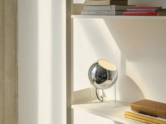 Die Topan VP13 Tischleuchte von &Tradition ist in Chrom das absolute Highlight in jedem Zuhause!