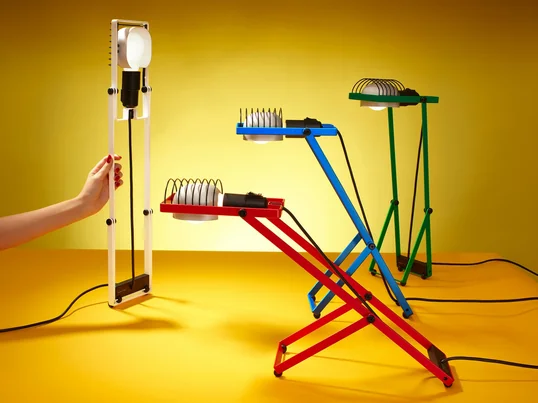 In ihren vier ursprünglichen Farben - rot, blau, grün und weiß - wurde die Leuchte Sintesi von Artemide neu aufgelegt.