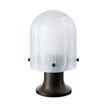 Seine Tischleuchte LED Outdoor von Gubi in der Ausführung Messing antik / frosted Glas