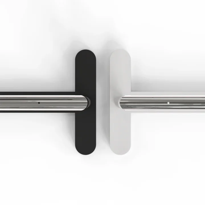 Der Bukto Clothes Kleiderständer in weiß oder schwarz mit poliertem Edelstahl