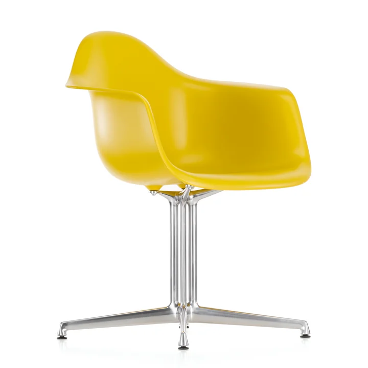 Eames Plastic Armchair DAL von Vitra in gelb mit Filzgleitern