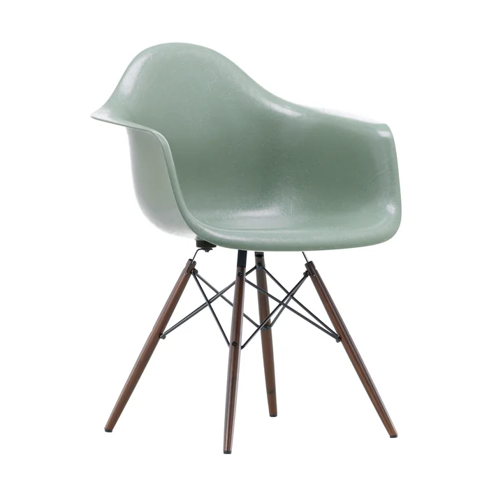 Eames Fiberglass Armchair DAW von Vitra in Ahorn dunkel / Eames sea foam green