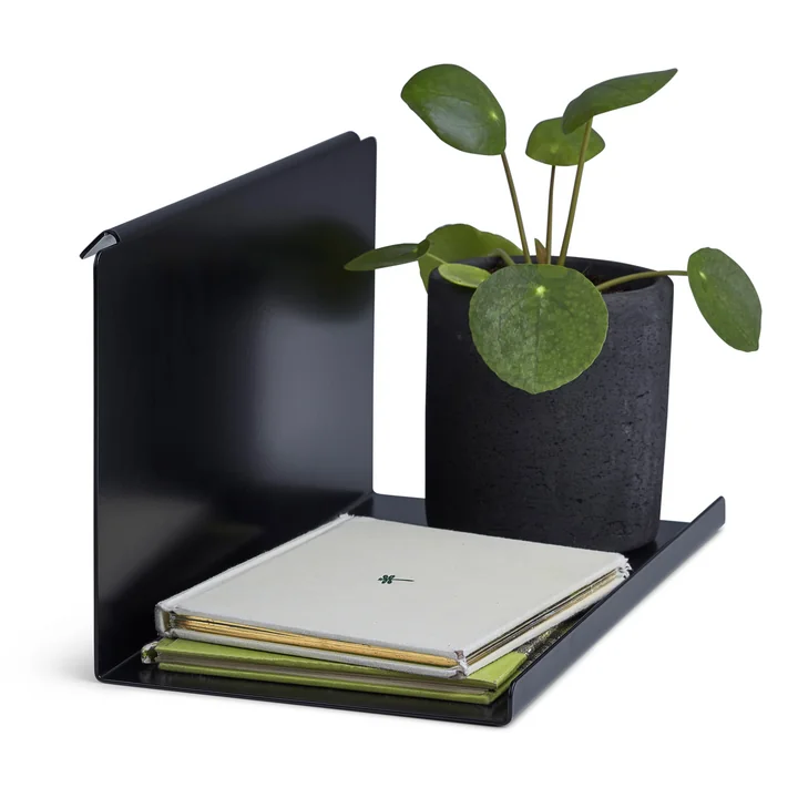 Flex Side Table in schwarz von Gejst mit Pflanze und Büchern