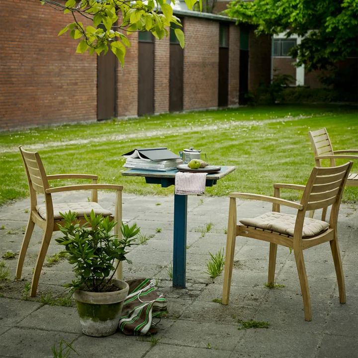 Ballare Stuhl, Teak von Skagerak im Garten 