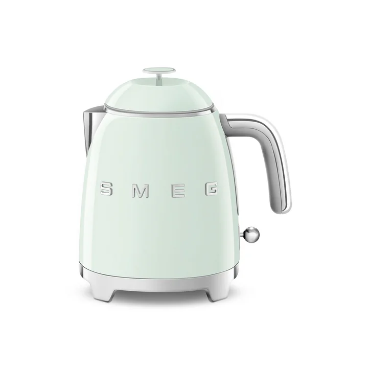 Mini-Wasserkocher KLF05 im 50's Retro Style von Smeg in pastellgrün