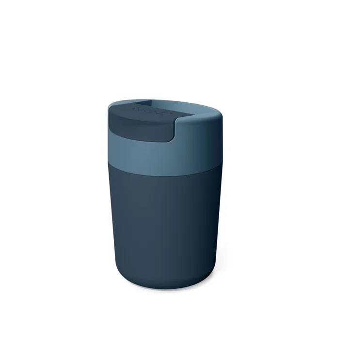Sipp Reisebecher mit Klappdeckel 340 ml von Joseph Joseph in blau