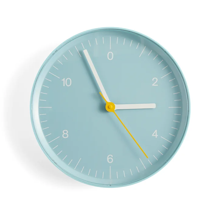 Wanduhr des Herstellers HAY in blau