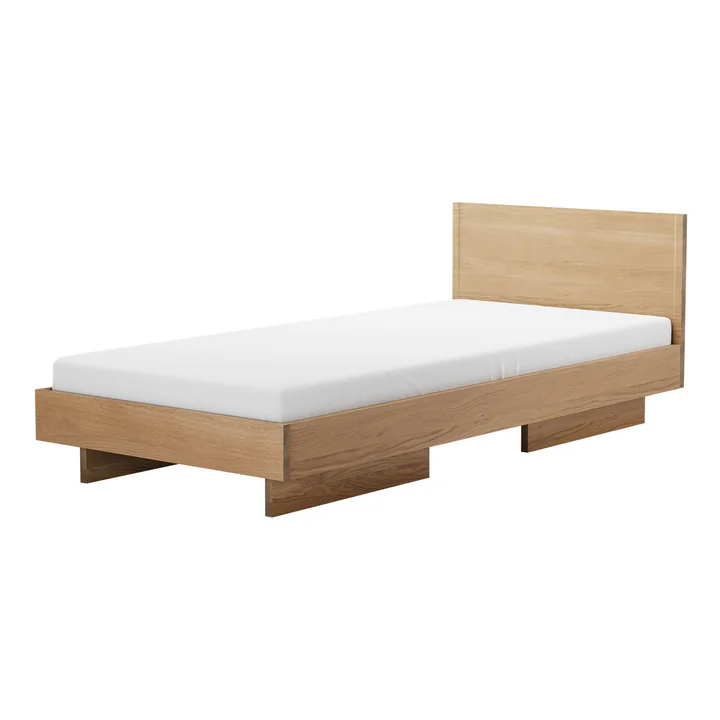 OUT Objekte unserer Tage - Zians Bett XSmall mit Kopfteil 90 x 200 cm, Eiche gewachst