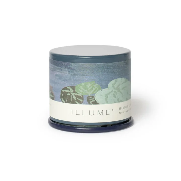 Bloomingville - ILLUME Demi Vanity Tin Duftkerze, Hidden Lake