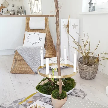 Der Circle Kerzenständer von ferm Living in einem Wohnzimmer mit Rattan-Möbeln