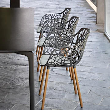 Stylischer Designerstuhl für den Außenbereich