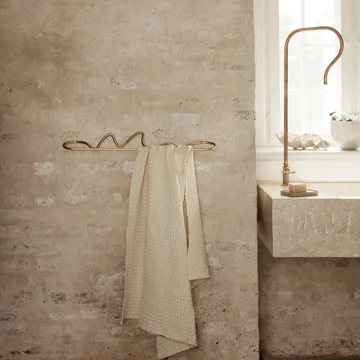 Curvature Handtuchhalter und Organic Badetuch von Ferm Living 