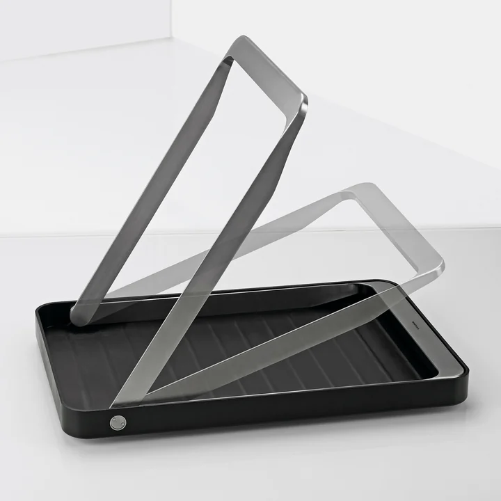 Der ergonomische Griff des Take away Serviertabletts von Stelton