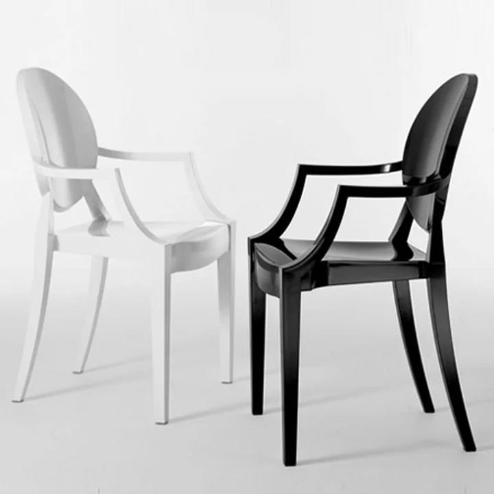 Der Louis Ghost von Kartell in weiß und schwarz ist unübertrefflich elegant