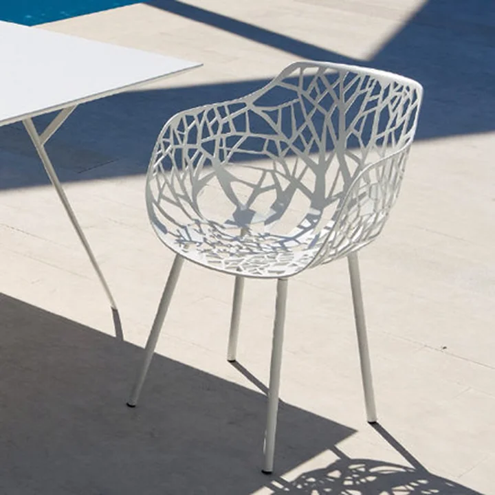 Forest Outdoor Armlehnstuhl von Fast in weiß