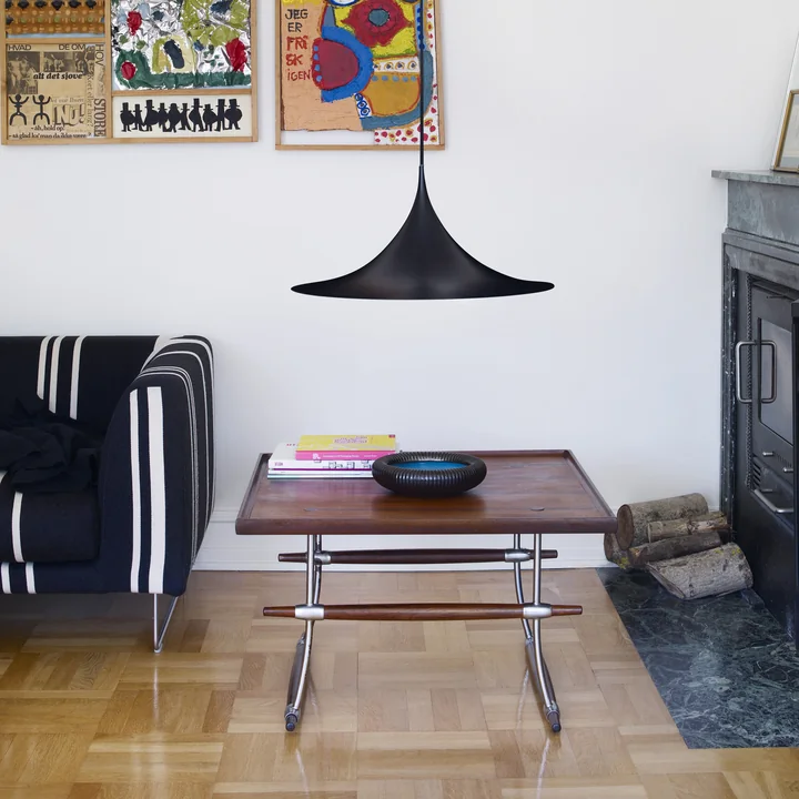 Semi Pendelleuchte von Gubi über dem Couchtisch im Wohnzimmer